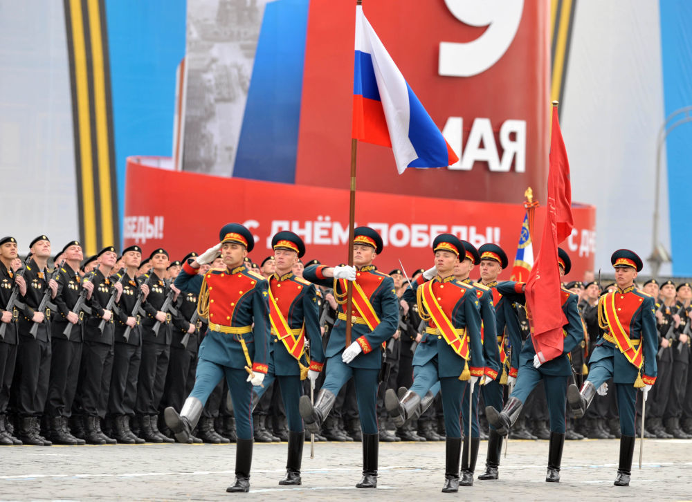 2011年5月9日,在俄罗斯莫斯科举行的纪念卫国战争胜利66周年阅兵式上,士兵护卫俄罗斯国旗从红场走过。新华社记者刘力航摄