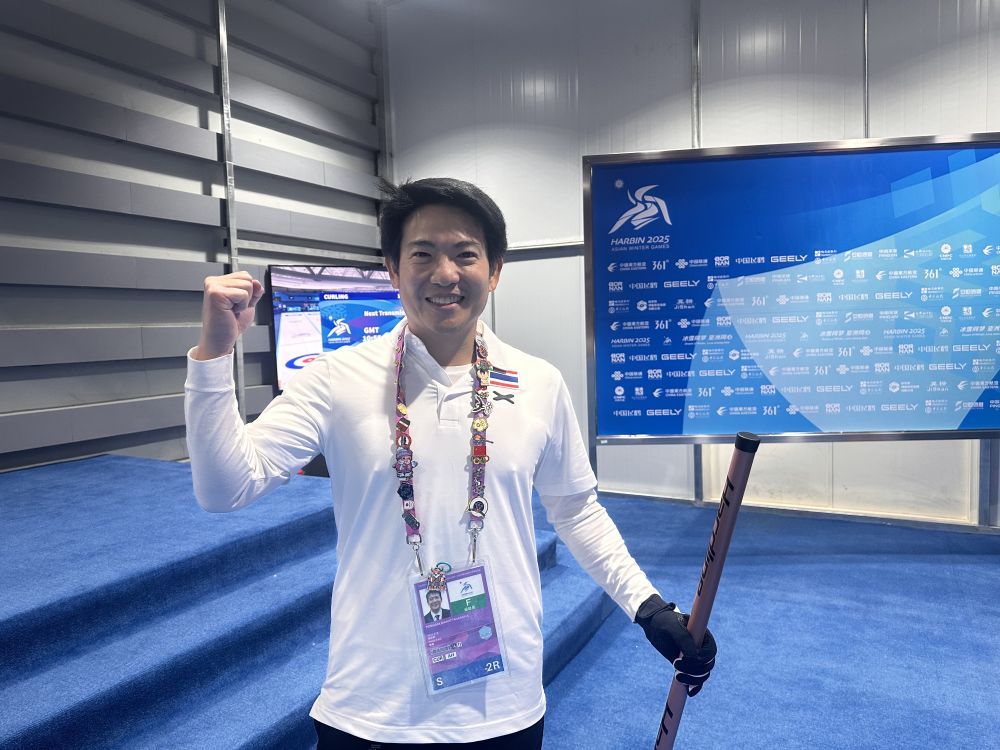 泰国冰壶男队队长蓬塞·马哈塔纳萨昆在展示他的徽章。新华社记者 戴锦镕 摄
