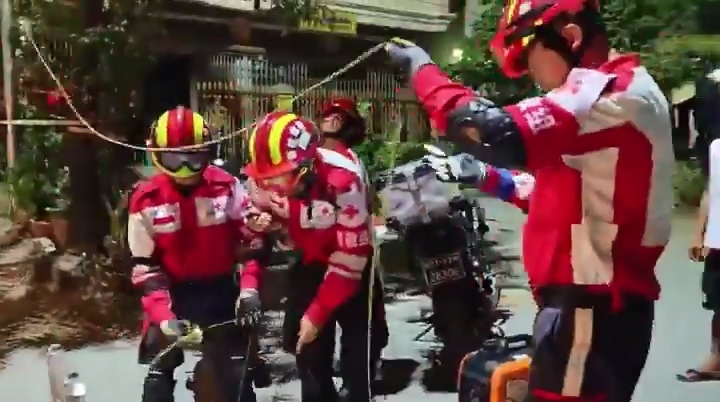 中国红十字国际救援队在曼德勒开展夜间救援