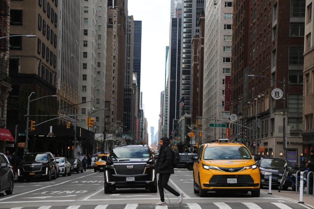 1月5日,在美国纽约曼哈顿,行人通过拥堵减缓区内的一个人行横道。新华社记者刘亚南摄