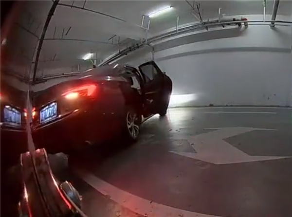 理想L6停车位上两次被撞 哨兵模式拍下全过程:能把人气笑