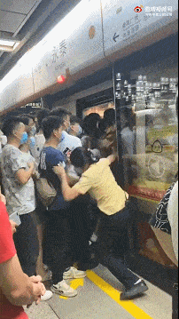 开心一刻】广州地铁三号线能有多堵_叉车