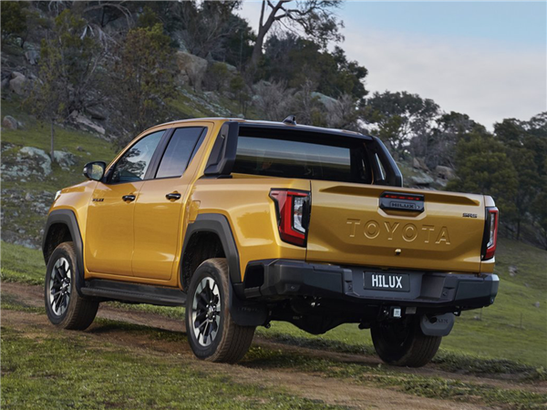 丰田“不死鸟”上新 全新海拉克斯皮卡发布：首次用上纯电