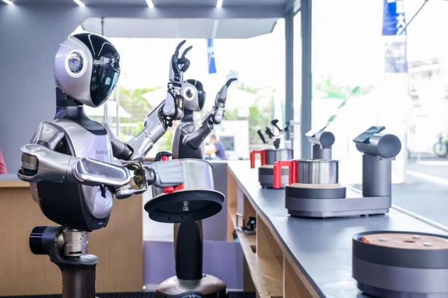 灵波R1机器人厨师。图源:“Inclusion外滩大会”官微