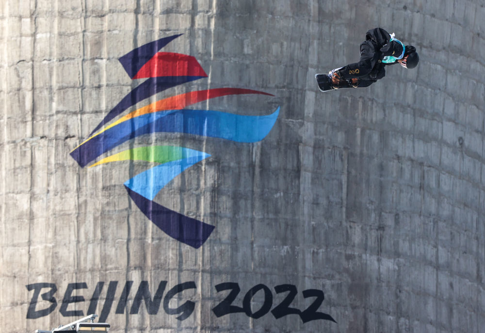 ↑2022年2月15日，中国选手苏翊鸣在北京2022年冬奥会单板滑雪男子大跳台决赛中。