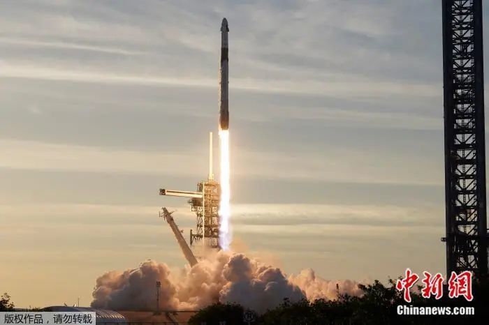 2025年3月14日,SpaceX的“龙”飞船从美国佛罗里达州发射升空,搭载新一期宇航员飞往国际空间站。