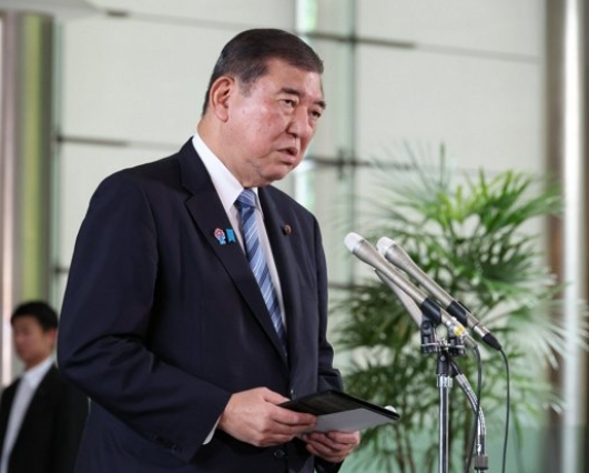 石破茂在通话之后会见记者日本首相官邸图