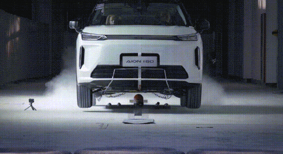 全球首次720度三连碰！AION i60挑战成功：刮底不起火爆炸