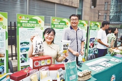 “社区青年集市”的青年创业者在介绍特色农产品