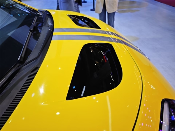 SU7 Ultra同款涂装、机盖开孔!广汽埃安UT Ultra亮相上海车展