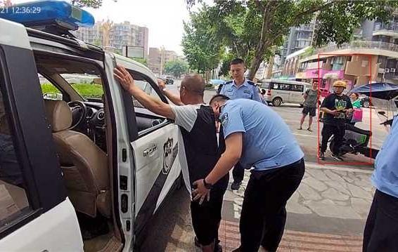▲嫌疑人被警方控制