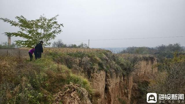 苗苗的家人在事发处查看