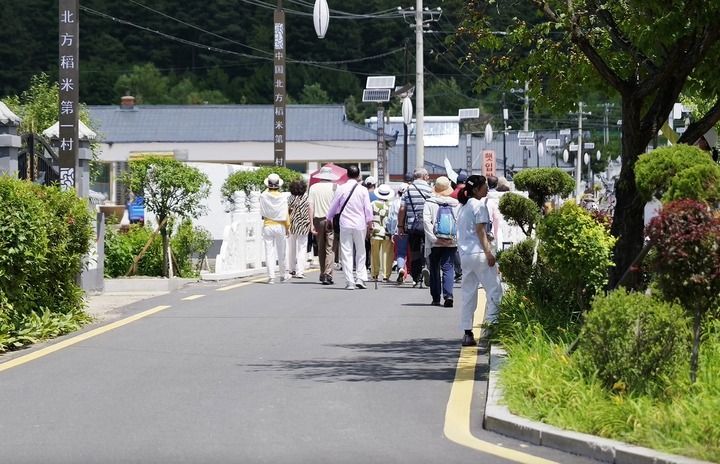 游客在光东村旅游。新华社记者 张文嵘 摄