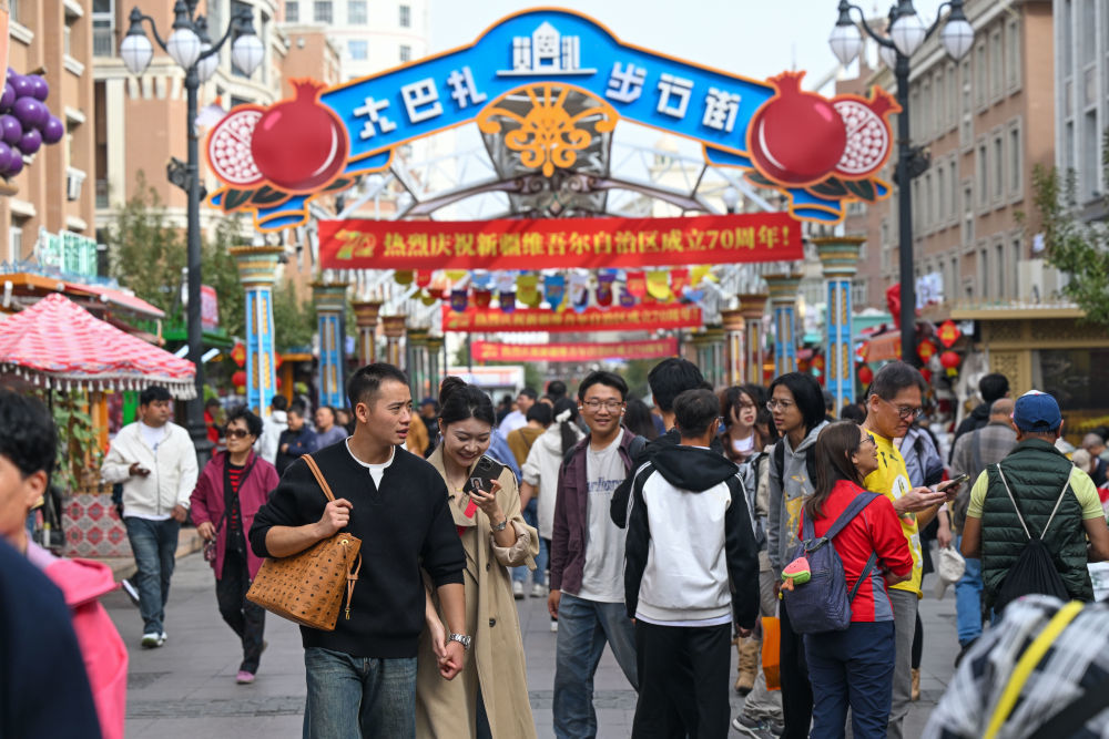 10月1日,游客在新疆国际大巴扎游览。新华社记者 丁磊 摄