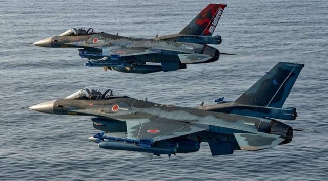 ▲挂载反舰导弹和近距格斗弹的F-2