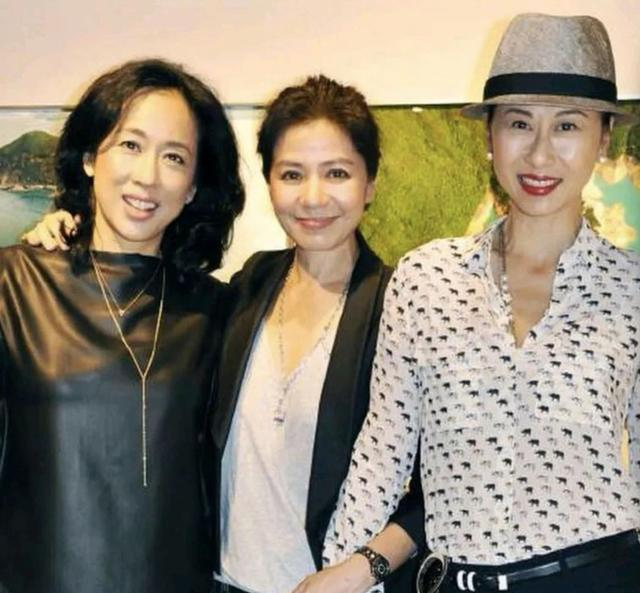 叶蒨文为67岁朱玲玲庆生，一头白发真实自然，两人年逾60仍显年轻