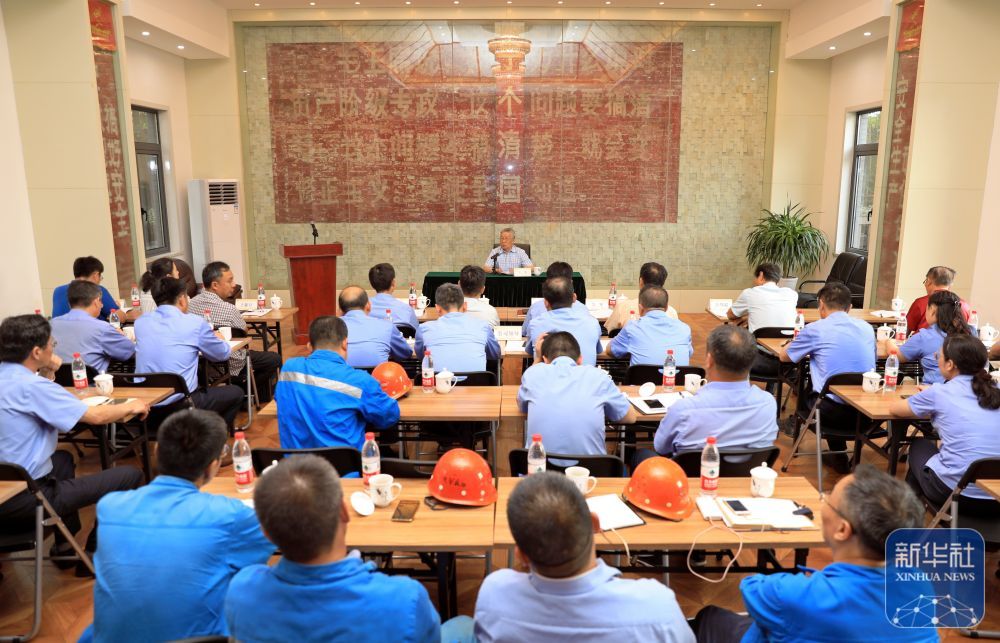 2019年7月25日，王生在南钢“传承红色基因、牢记初心使命”专题党课上讲述革命经历。新华社发（吴斌 摄）
