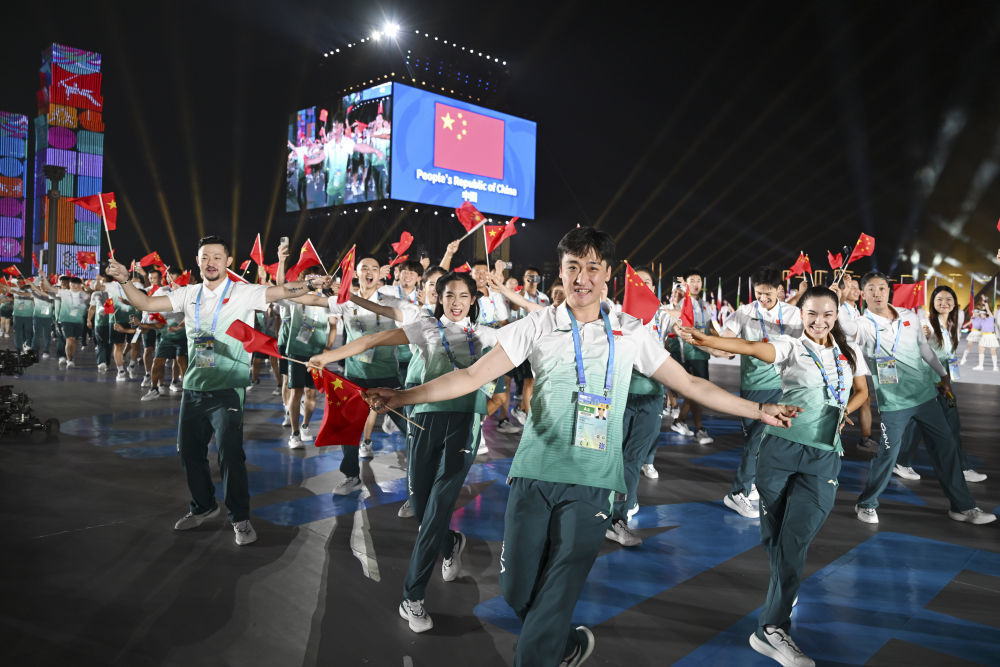 ↑中国体育代表团在开幕式上入场。新华社记者 陈振海 摄