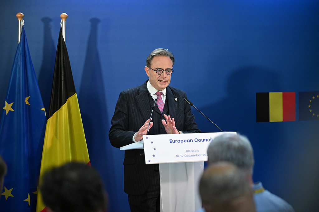 12月19日,比利时布鲁塞尔,比利时首相巴特·德韦弗在欧盟领导人峰会后举行记者会。(视觉中国)