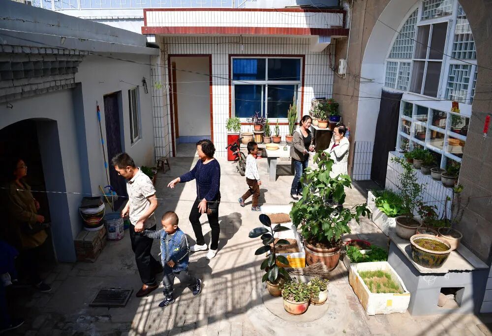 2018年4月29日,在路生梅(右一)的家中,带孩子来看病的家长络绎不绝。新华社记者 邵瑞 摄