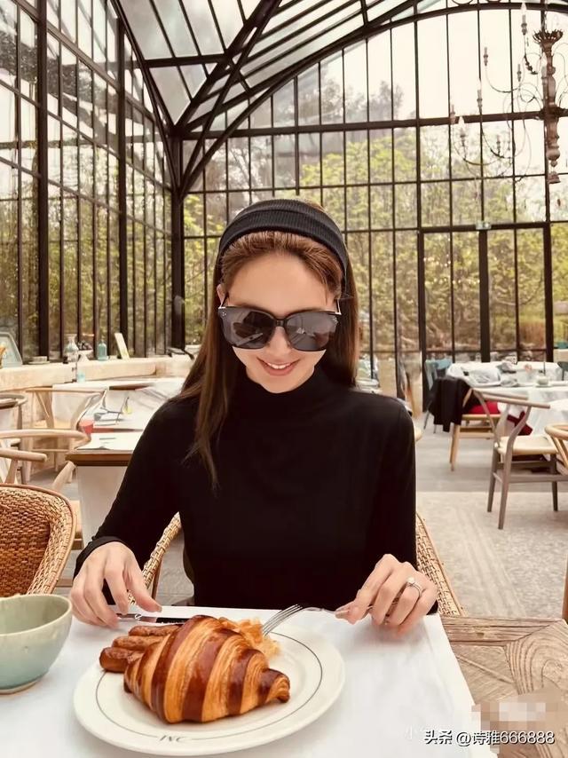 周杰伦老婆昆凌五一假期分享一家五口背影，夫妻手牵手甜度爆表！