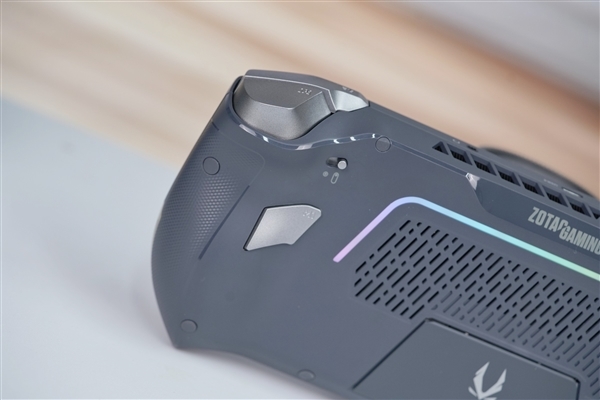 畅玩3A游戏大作,索泰ZONE游戏掌机图赏