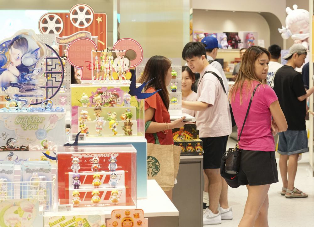 图为顾客在一家泡泡玛特商店内选购商品。（新华社记者 贾浩成 摄）