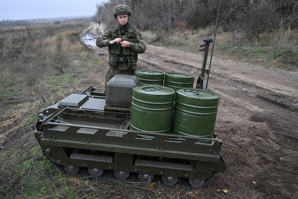 当地时间2025年11月10日,俄罗斯顿涅茨克地区,俄罗斯军人在检查“信使”地面机器人操作系统。视觉中国 图