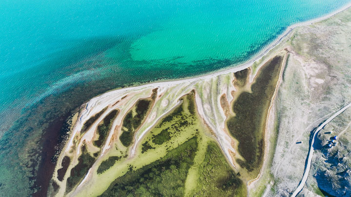 这是2025年7月25日在青海省果洛藏族自治州玛多县扎陵湖畔拍摄的“尕日塘秦刻石”所在地（无人机照片）。新华社记者 杜笑微 摄