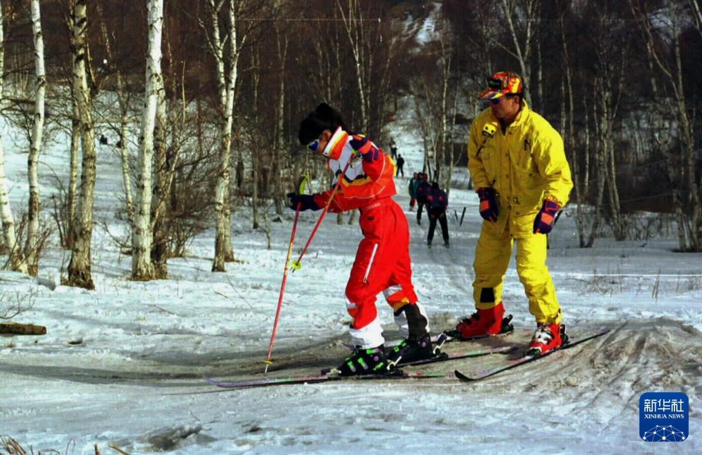 1999年，一对新婚夫妇在河北崇礼塞北滑雪场里享受冰雪的乐趣。新华社记者周文广摄