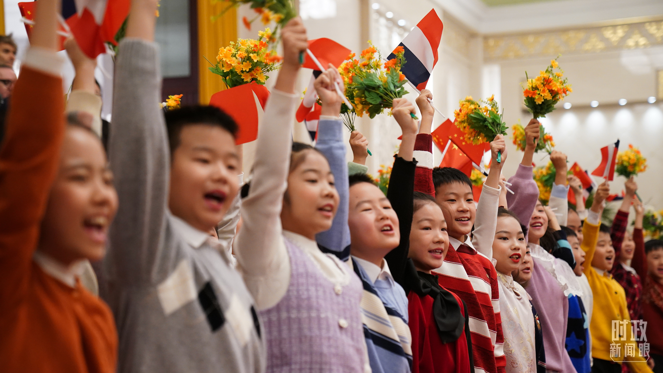 △欢迎仪式上的礼兵和少年儿童。(总台记者李晋拍摄)