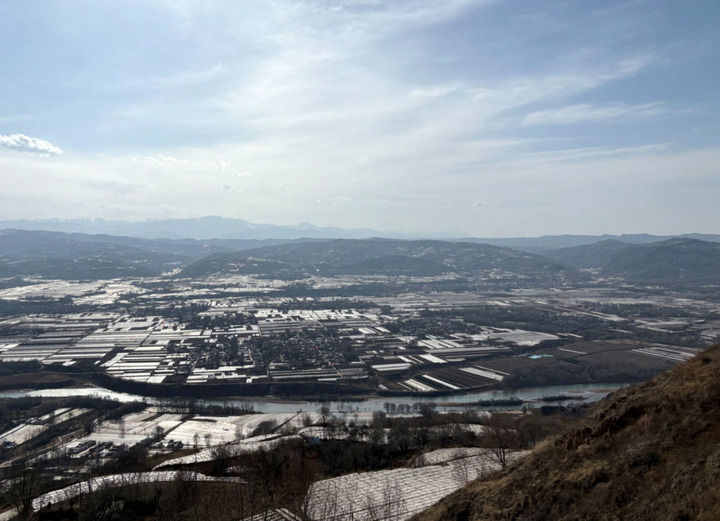 △洮河、寺洼遗址（中部山前缓坡）及背后“C”型山。新华社发（寺洼遗址联合考古队供图）