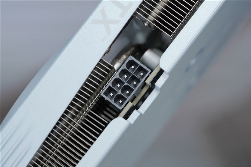 一眼看去就与众不同!索泰 RTX 5060 Ti 8GB 月白 OC评测:超频有点小惊喜