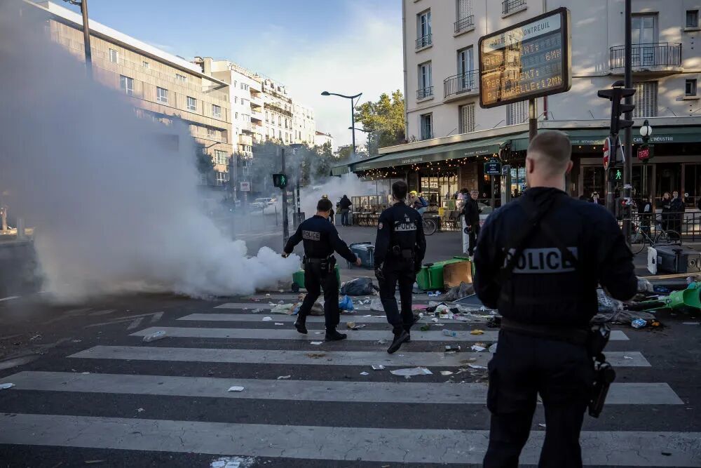 9月10日,在法國巴黎街頭,警察阻止示威者用垃圾桶封鎖街道。新華社發(奧雷利安·莫里薩爾攝)