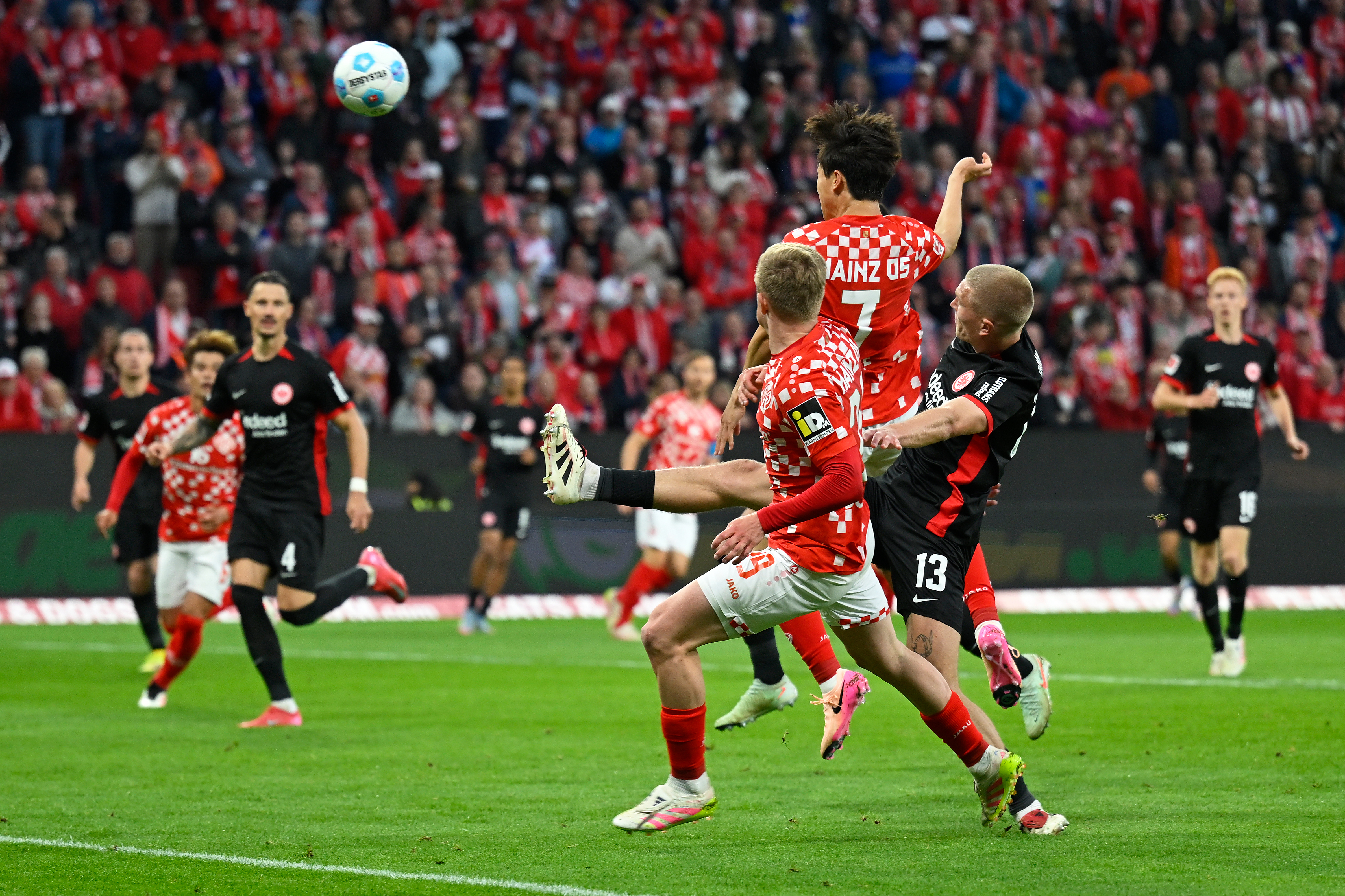 足球场上的位置分工：每一个角色的作用都不可忽视！_搜狐网, image size:4762x3175