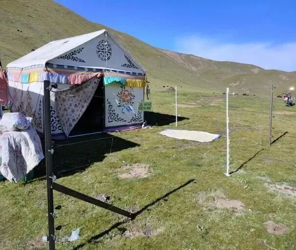 牧民帐篷外的电子围栏/图源：中国野生动物保护协会