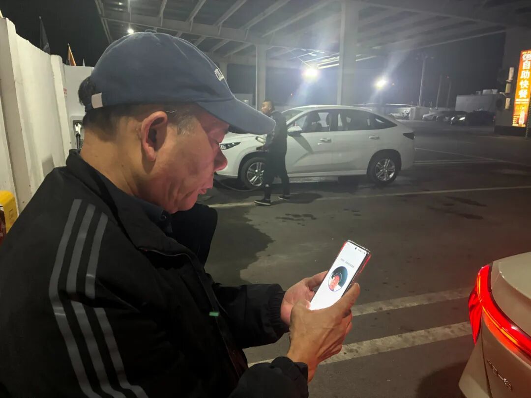 一位司机在完成刷脸认证,开始接单。