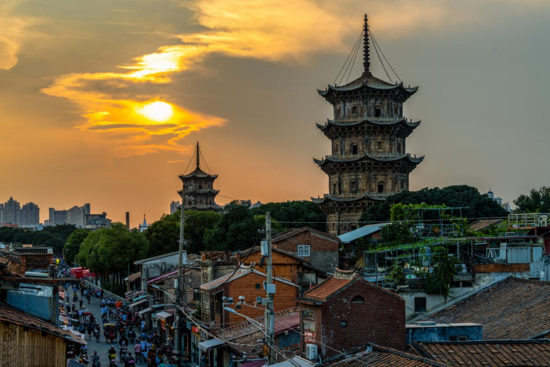 ● 泉州东西塔,是中国最高的石塔。图片来源:摄图网