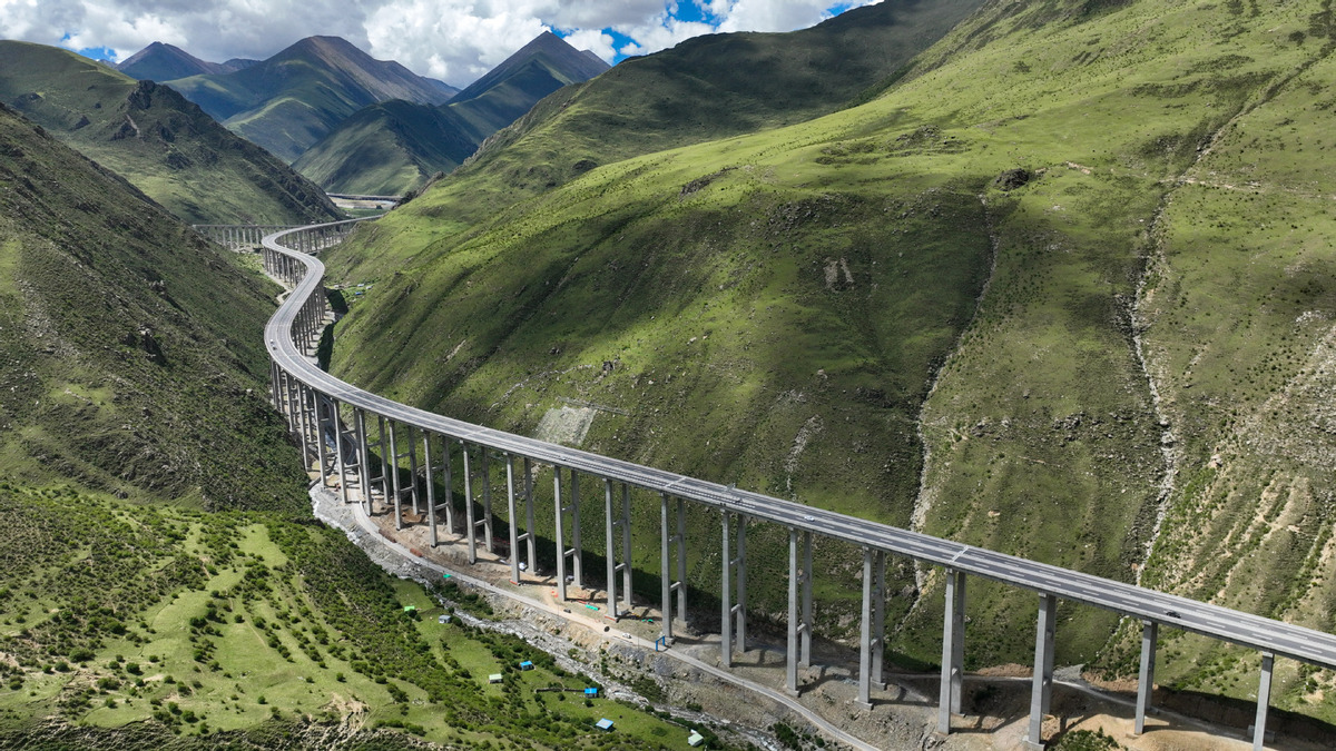 汽车行驶在西藏S5线拉萨至泽当的高等级公路上（无人机照片，2025年7月31日摄）。图片来源：新华社