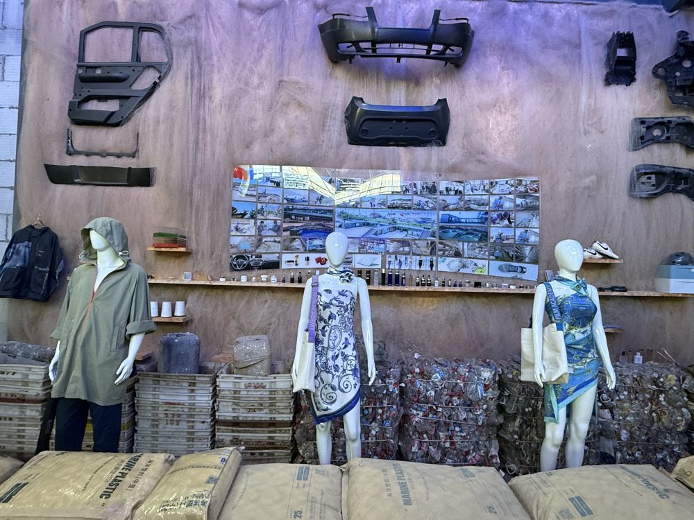 在浙江蓝景科技有限公司加工车间展示区，展示着由海洋塑料垃圾处理加工制成的衣服、鞋子等生活用品。新华社记者李梦婷 摄