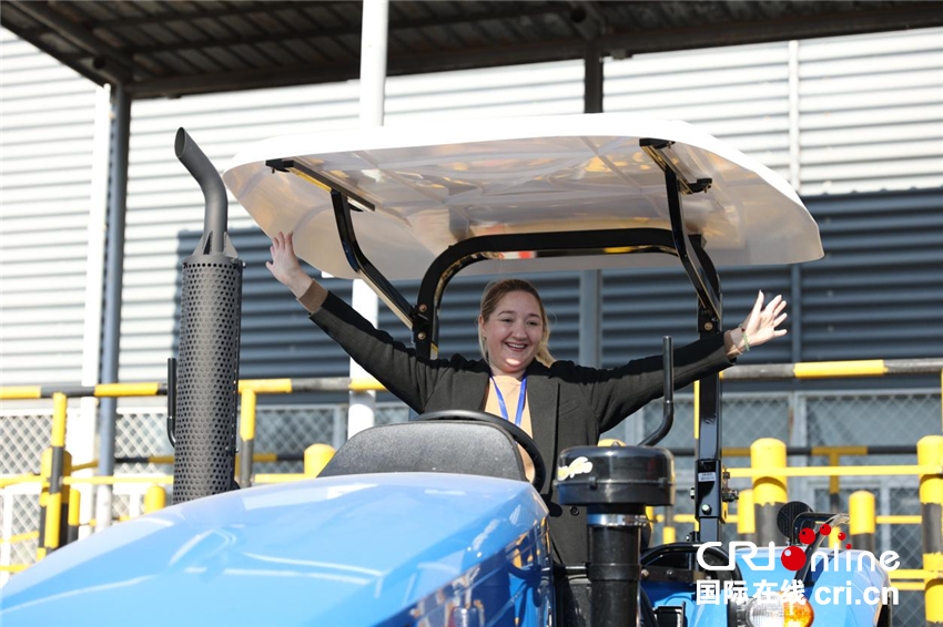 俄罗斯网红卡佳登上拖拉机体验