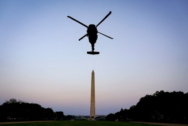 UH-60“黑鹰”直升机飞过华盛顿纪念碑 资料图 图源:外媒报道配图