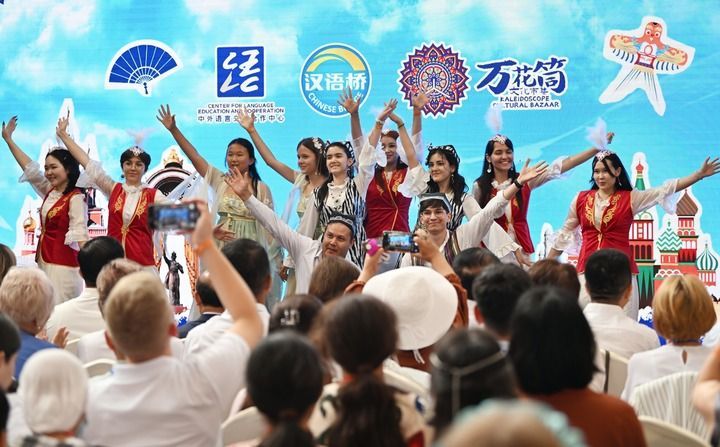 2025年8月6日，“上合之约&middot;丝路津彩”上合国家青年学生“万花筒”文化市集在天津庆王府举行。这是上合国家青年学生在共同表演舞蹈节目。新华社记者 李然 摄