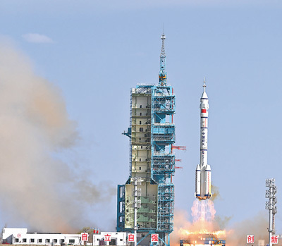 4月24日，搭载神舟二十号载人飞船的长征二号F遥二十运载火箭在酒泉卫星发射中心发射升空。　　新华社记者 李 鑫摄