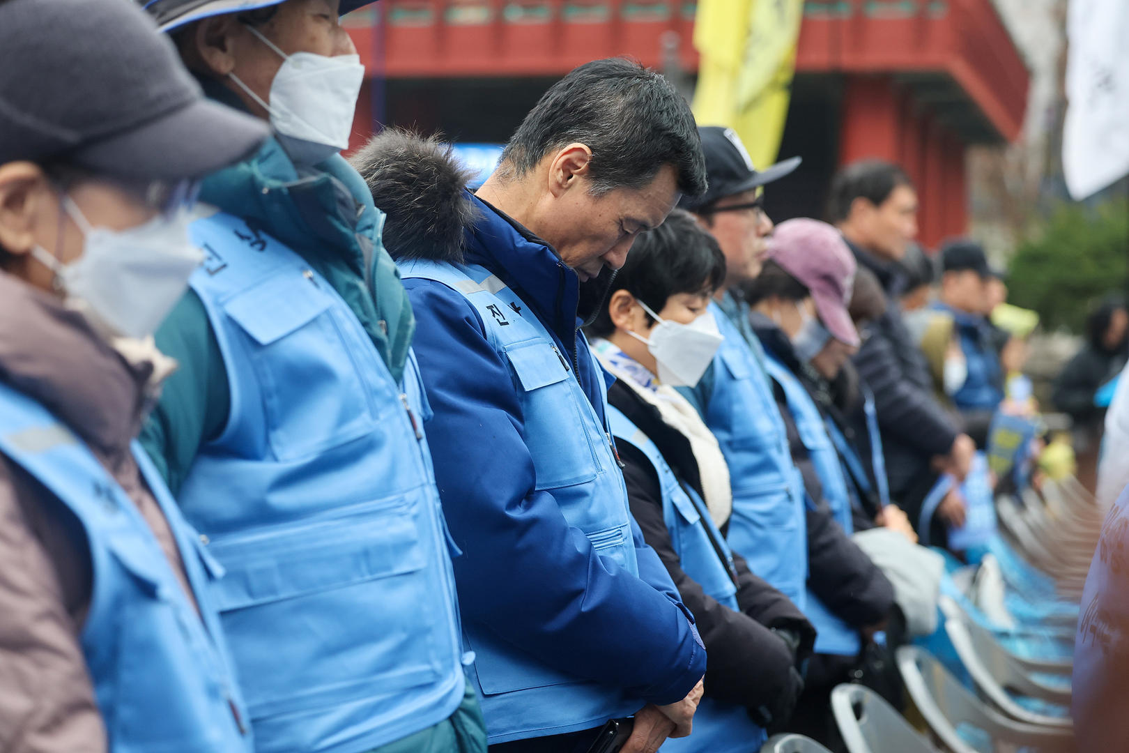 ▲12月20日,济州航空空难一周年悼念活动上,遇难者家属及其他与会者默哀 图据视觉中国