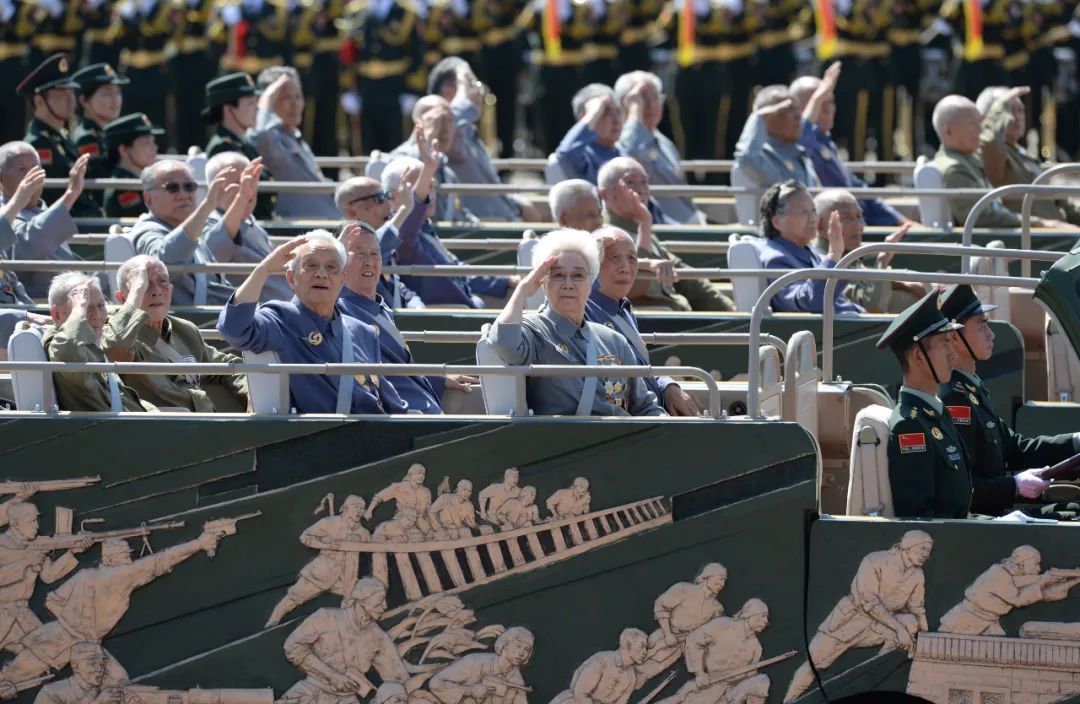 2015年9月3日，中国人民抗日战争暨世界反法西斯战争胜利70周年纪念大会在北京隆重举行。抗战老兵乘车方队通过天安门广场。新华社记者 李一博 摄