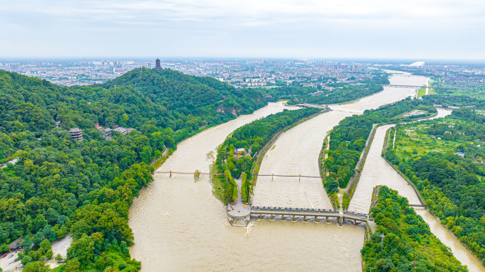 2024年7月17日，都江堰鱼嘴分洪。（四川省都江堰水利发展中心供图）