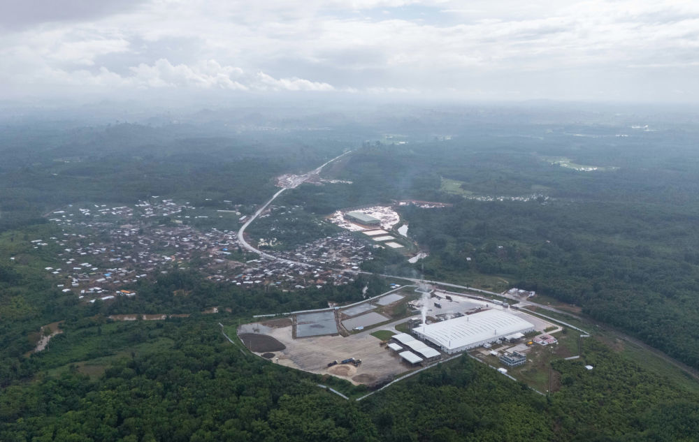 这是2025年5月30日在科特迪瓦圣佩德罗省大贝雷比镇拍摄的中国企业美兰集团投产的橡胶加工厂（无人机照片）。新华社记者 王冠森 摄