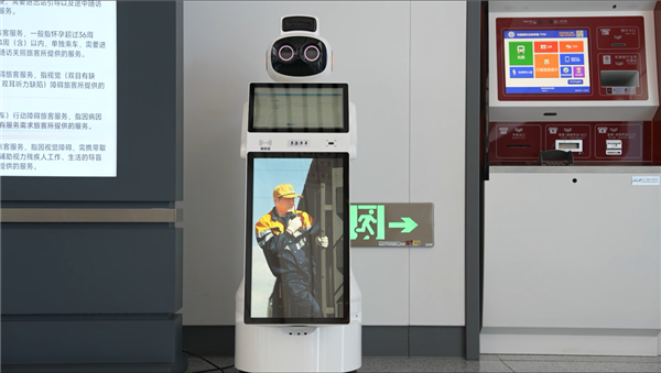 智能机器人亮相高铁站:简直全能
