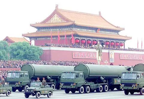 1999年国庆阅兵,东风-31洲际弹道导弹经过天安门广场接受检阅 路透社